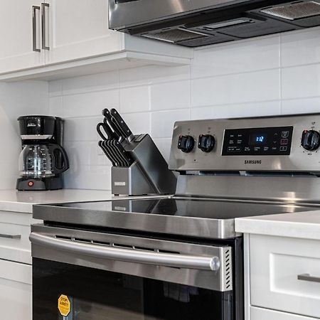 Contemporary Luxury 4 Bedroom House Near Downtown カルガリー エクステリア 写真