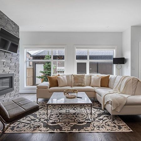 Contemporary Luxury 4 Bedroom House Near Downtown カルガリー エクステリア 写真