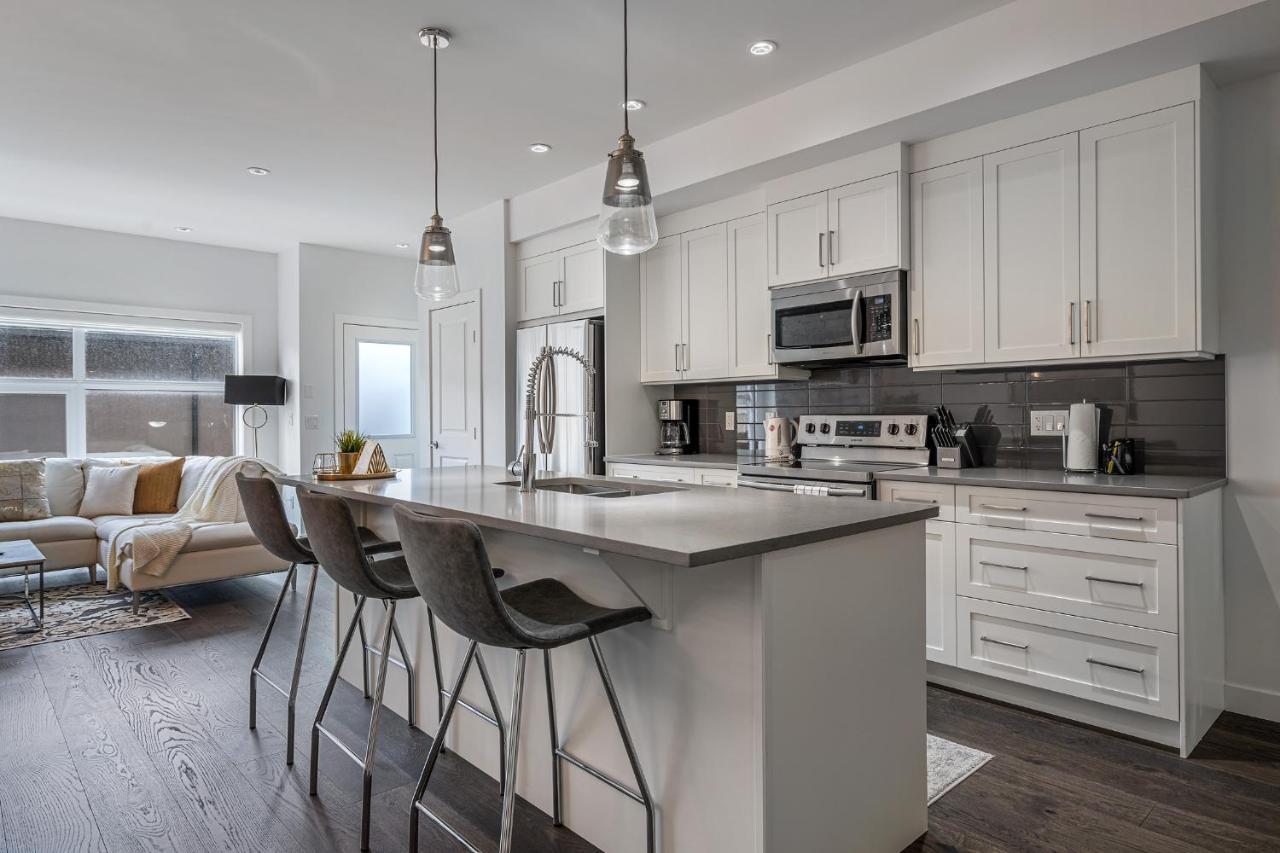 Contemporary Luxury 4 Bedroom House Near Downtown カルガリー エクステリア 写真