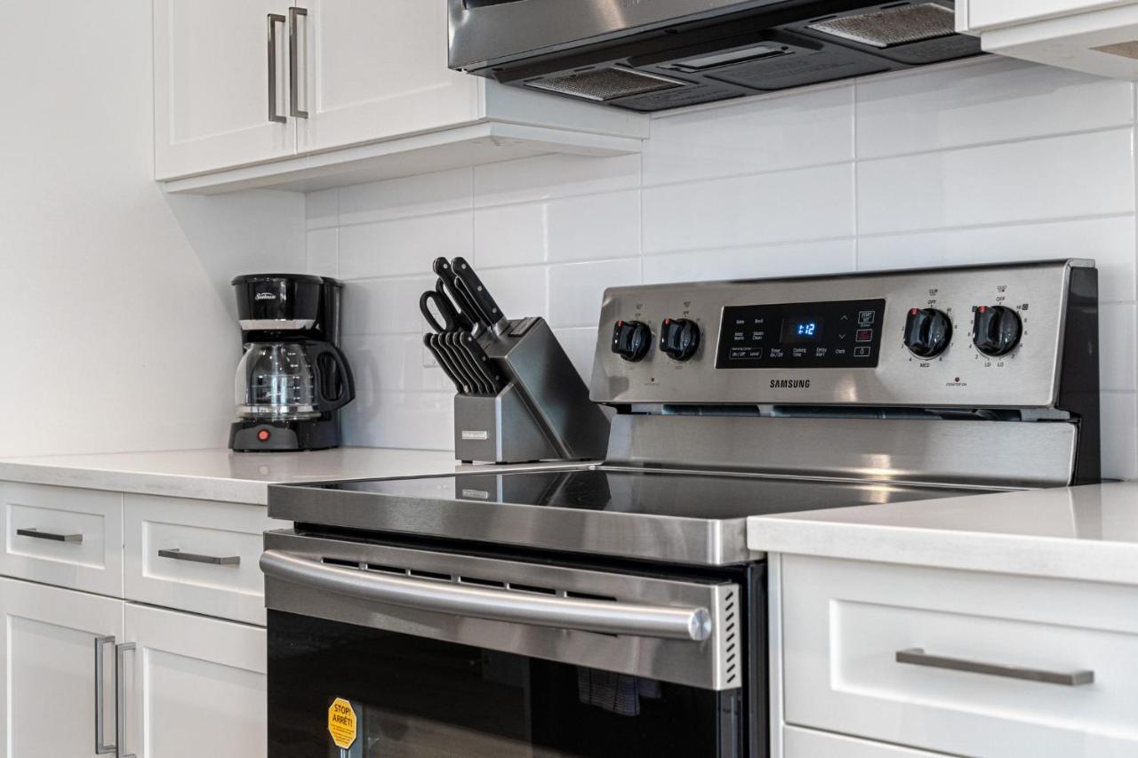 Contemporary Luxury 4 Bedroom House Near Downtown カルガリー エクステリア 写真