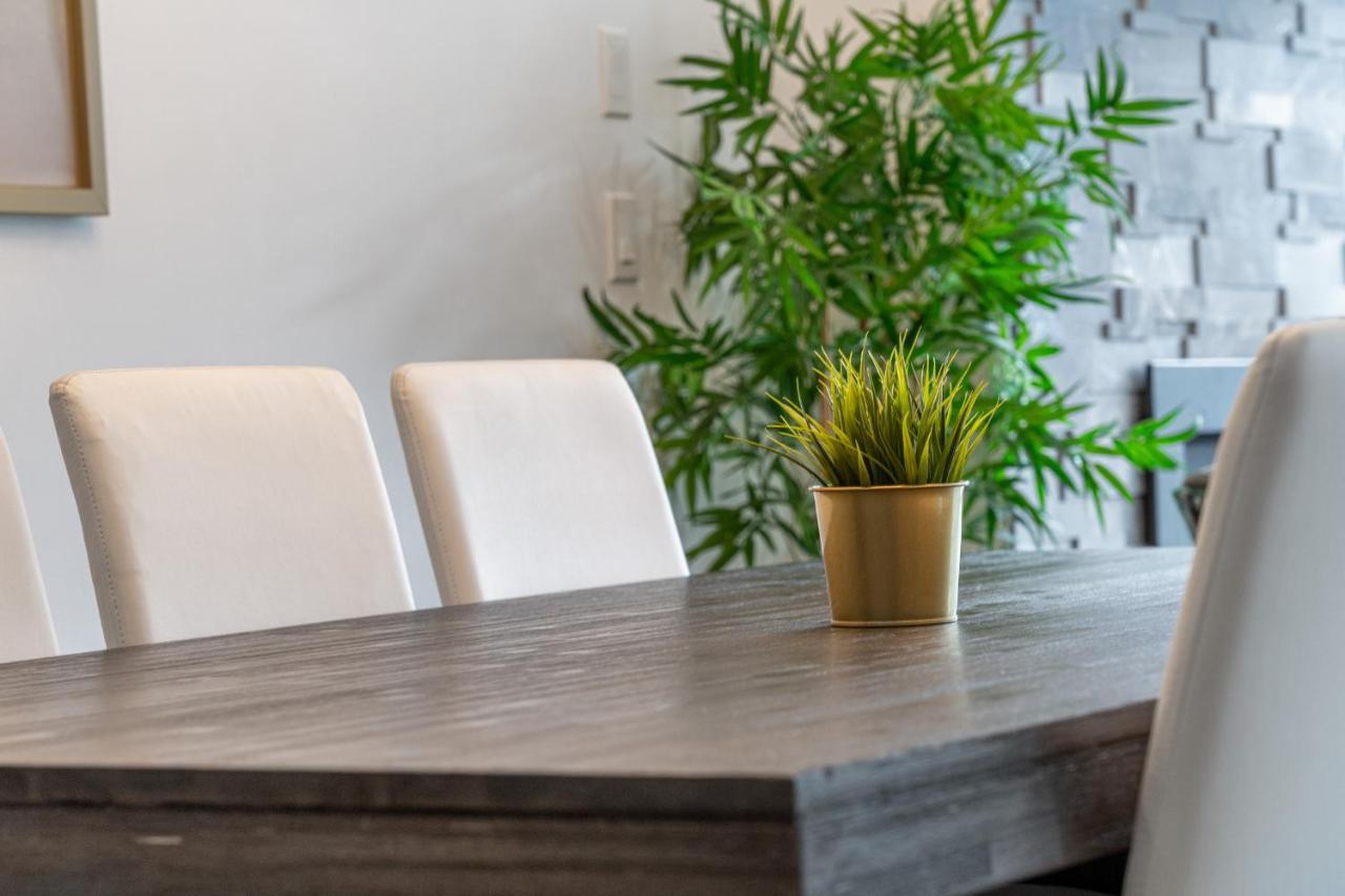 Contemporary Luxury 4 Bedroom House Near Downtown カルガリー エクステリア 写真