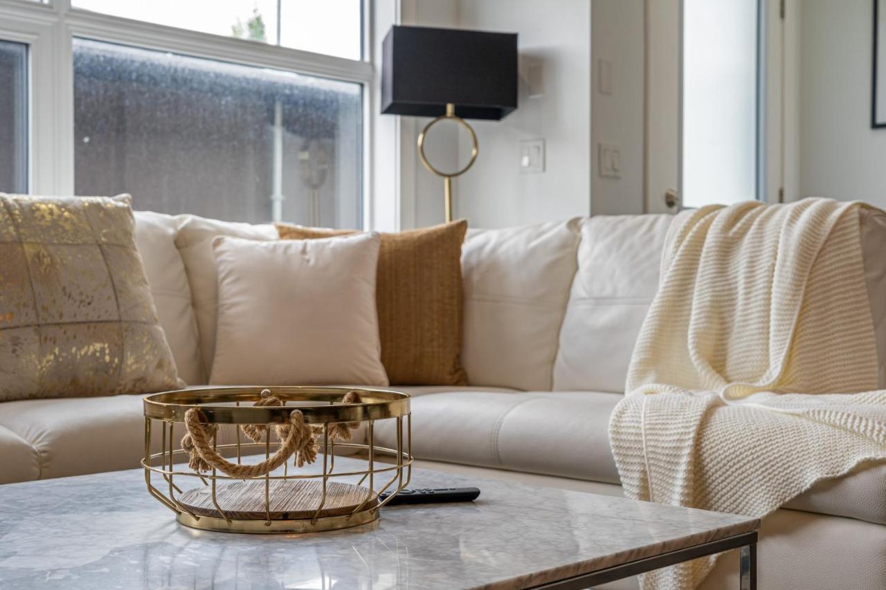 Contemporary Luxury 4 Bedroom House Near Downtown カルガリー エクステリア 写真
