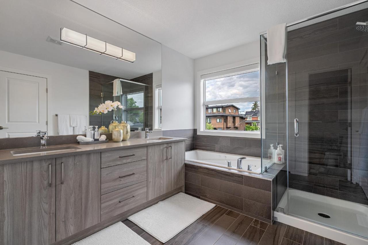 Contemporary Luxury 4 Bedroom House Near Downtown カルガリー エクステリア 写真