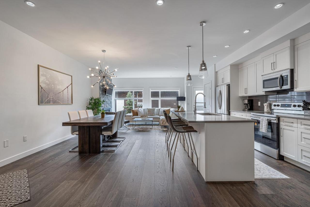 Contemporary Luxury 4 Bedroom House Near Downtown カルガリー エクステリア 写真