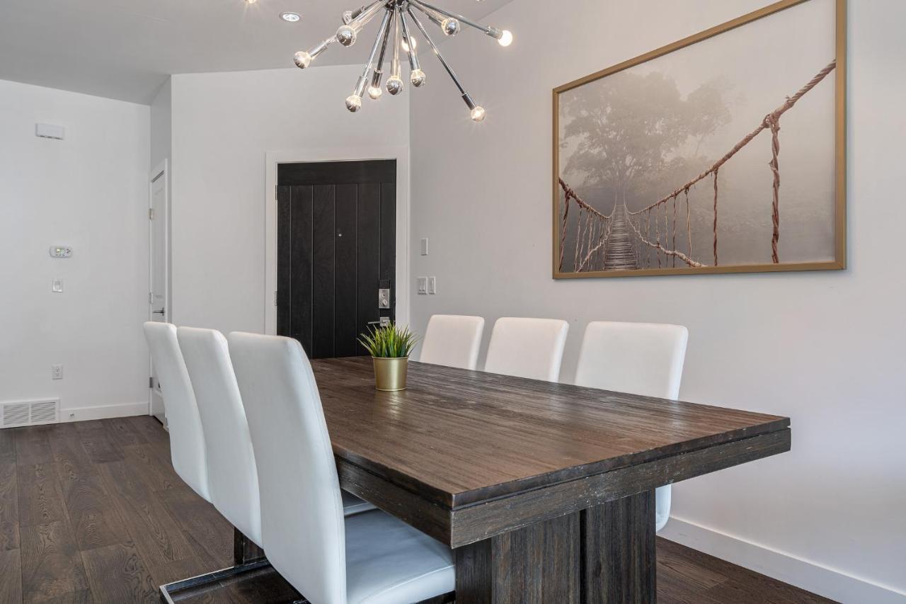 Contemporary Luxury 4 Bedroom House Near Downtown カルガリー エクステリア 写真