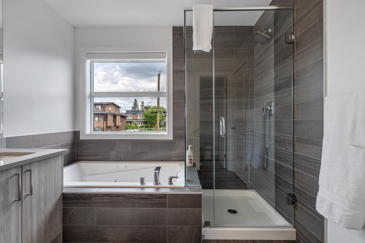 Contemporary Luxury 4 Bedroom House Near Downtown カルガリー エクステリア 写真