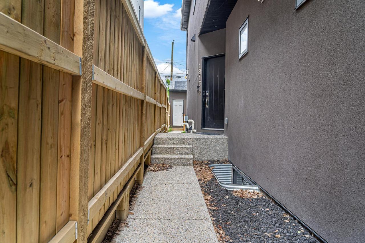 Contemporary Luxury 4 Bedroom House Near Downtown カルガリー エクステリア 写真