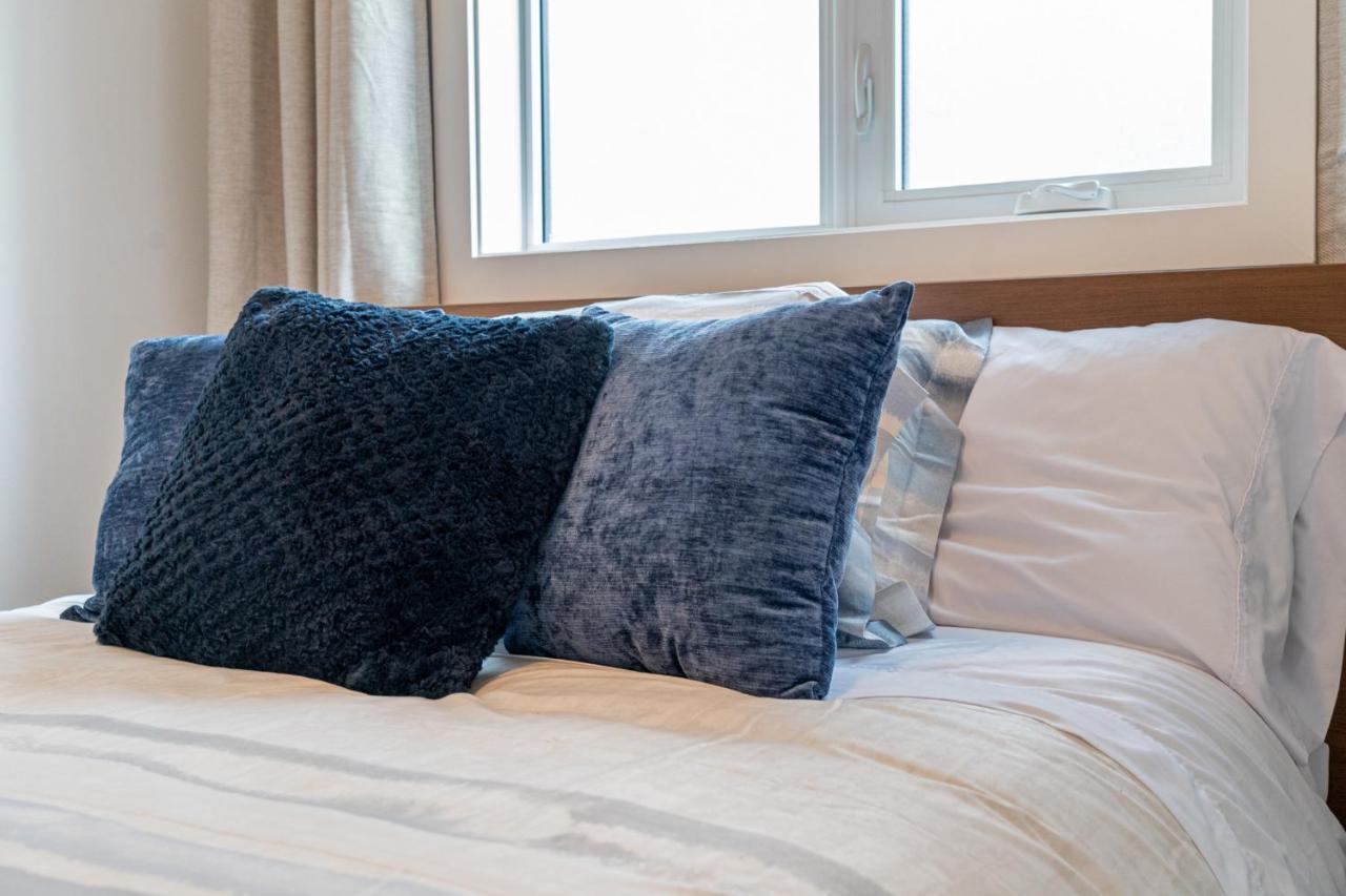 Contemporary Luxury 4 Bedroom House Near Downtown カルガリー エクステリア 写真