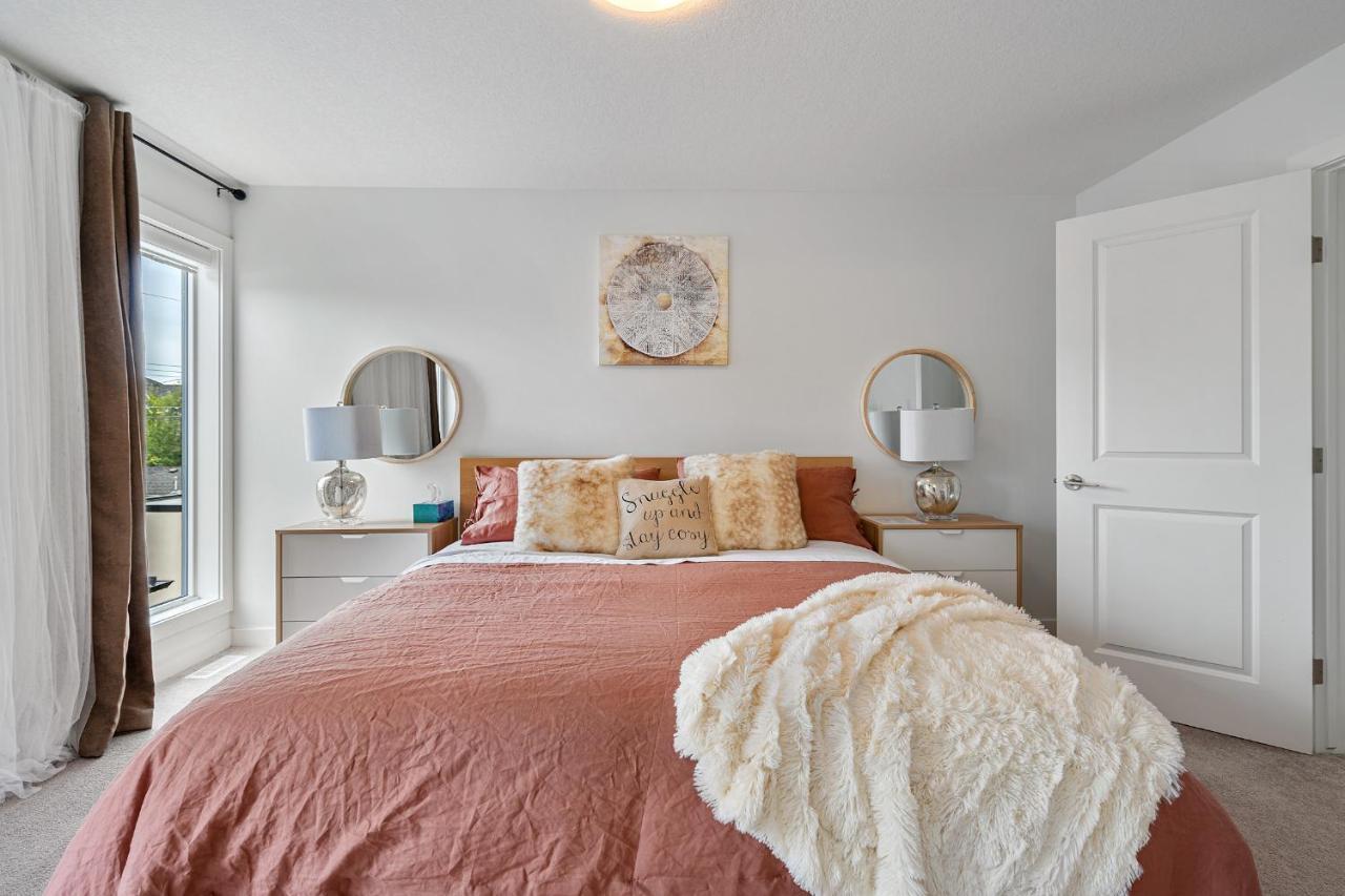 Contemporary Luxury 4 Bedroom House Near Downtown カルガリー エクステリア 写真