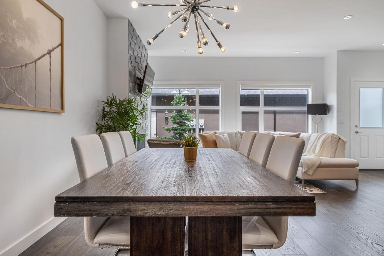 Contemporary Luxury 4 Bedroom House Near Downtown カルガリー エクステリア 写真