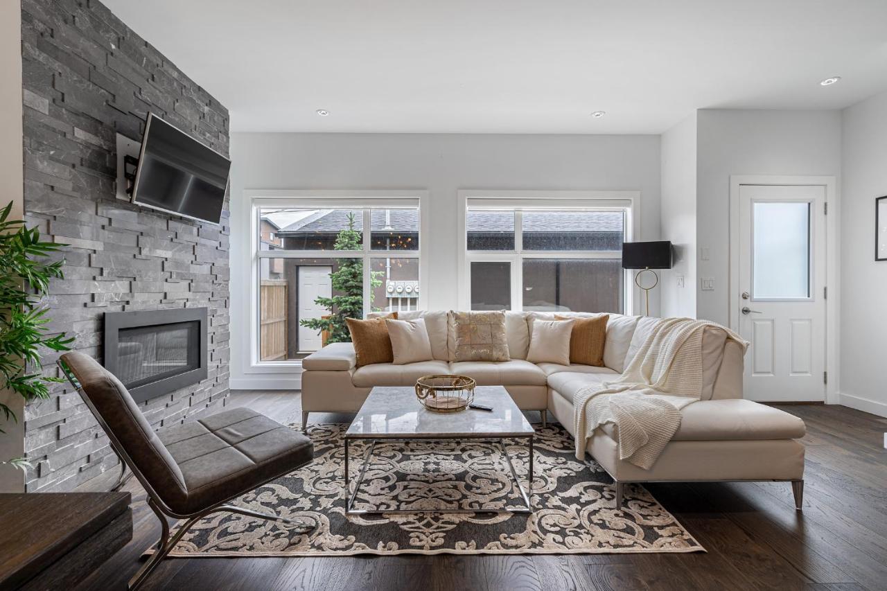 Contemporary Luxury 4 Bedroom House Near Downtown カルガリー エクステリア 写真