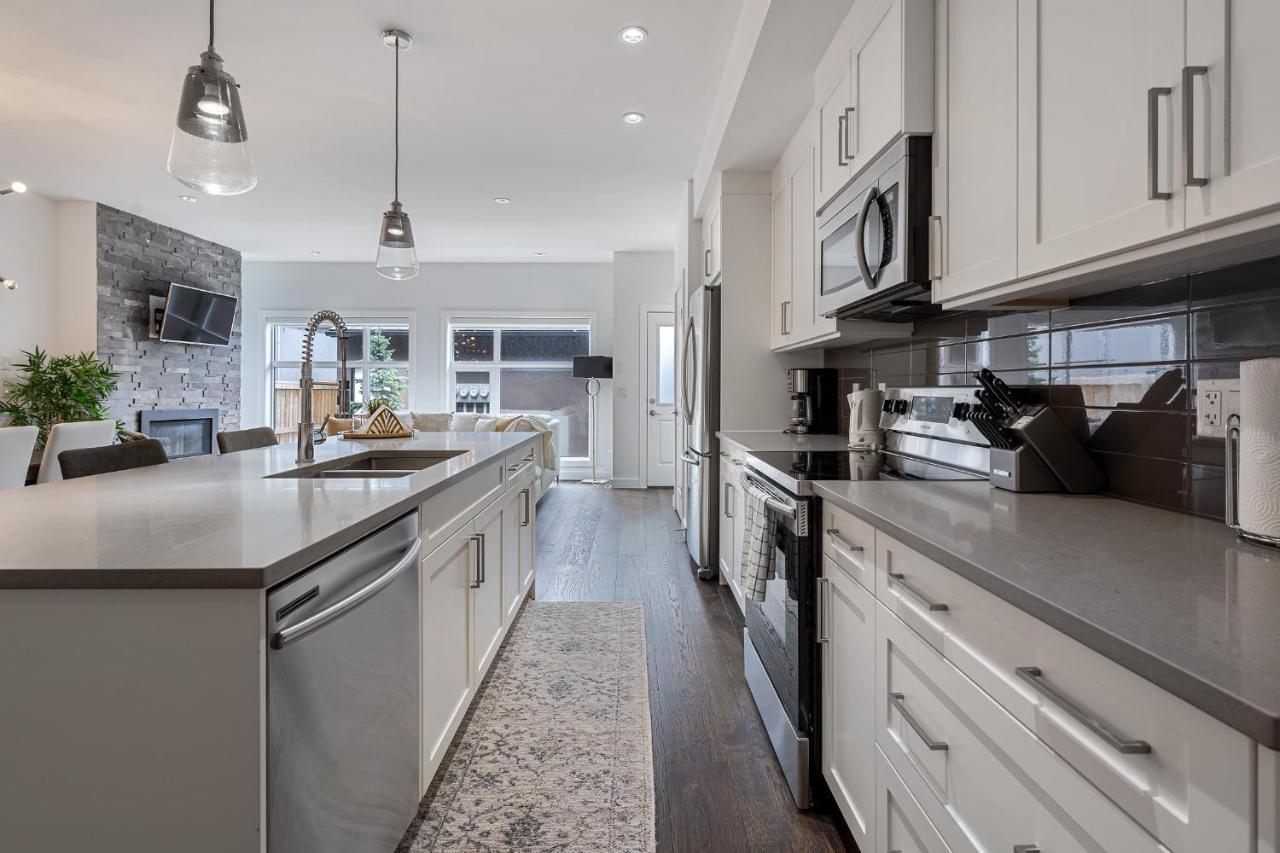 Contemporary Luxury 4 Bedroom House Near Downtown カルガリー エクステリア 写真