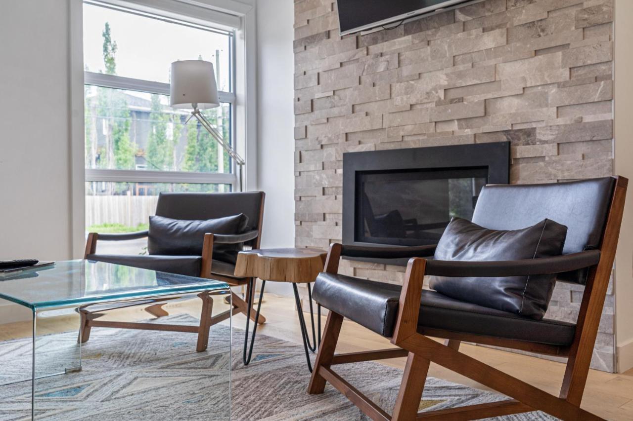 Contemporary Luxury 4 Bedroom House Near Downtown カルガリー エクステリア 写真