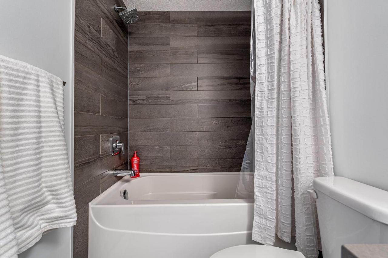 Contemporary Luxury 4 Bedroom House Near Downtown カルガリー エクステリア 写真